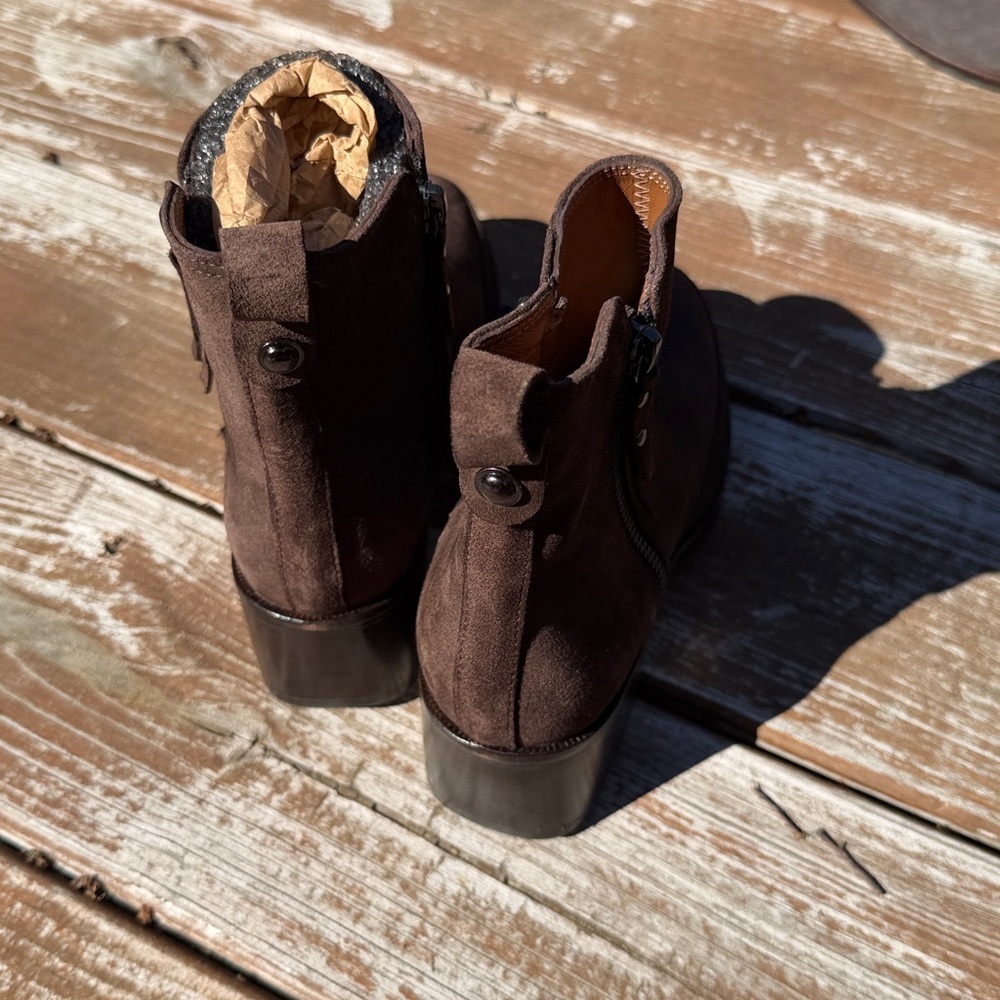 NWOT Homers Artisan Suede Ankle Heeled Booties size 6.5 - Picture 9 of 9